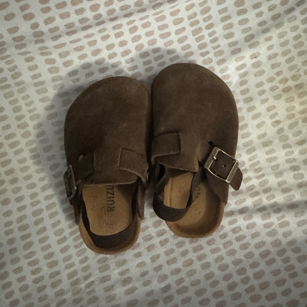 Toddler Suede Clogs Size: 5/6